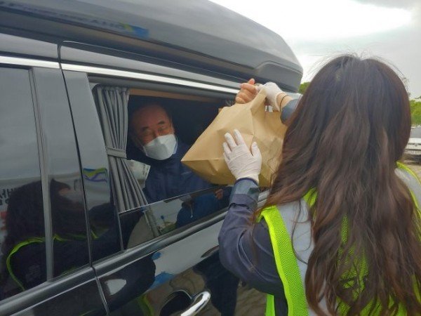 [축산과] 송어 소비촉진 드라이브 스루 판매행사 성료1.jpg
