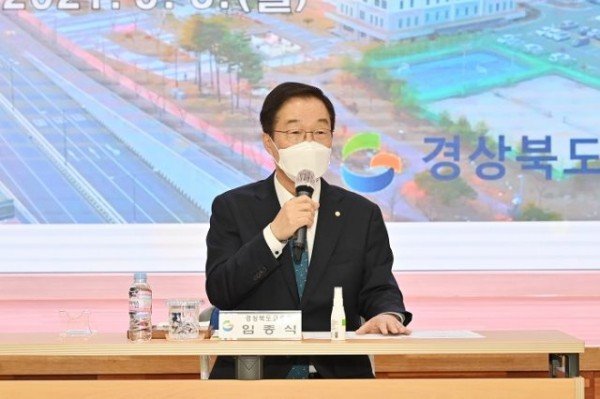 1.제2기 경상북도미래교육위원회 출범 01( 3일 웅비관에서 ‘제2기 경상북도미래교육위원회’위촉식과 정기회를 개최했다.).jpg
