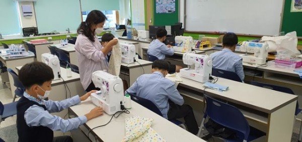 2.경북교육청, 학생 창업 능력 강화로 일자리 변화 대비01(지난해 중학생들이 특별교실에서 제조(봉제) 창업 제품을 제작 체험하는 모습).jpg