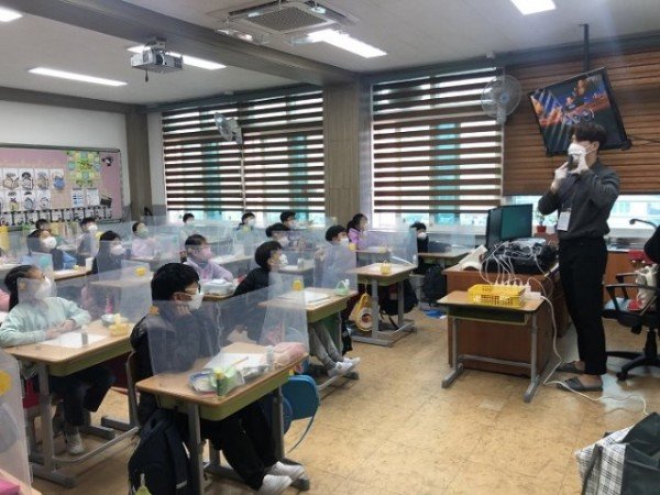 2.경북교육청, 학생 창업 능력 강화로 일자리 변화 대비02(지난해 초등학생들이 교실에서 생존수영 가상체험 창업 제품을 체험하는 모습).jpg