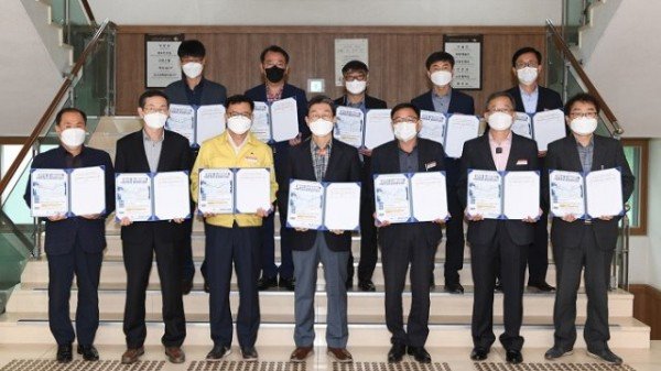 영주 2-영주시장과 간부공무원들이 중부권 횡단철도 서명운동을 하고있다.jpg