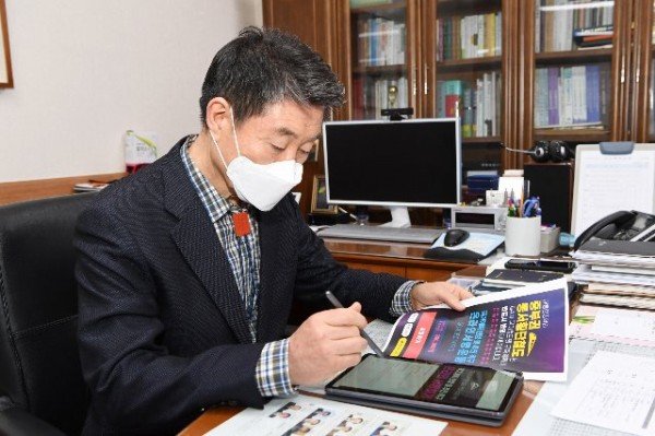 영주 2-영주시장이 중부권 동서횡단철도 온라인서명을 하고있다.JPG