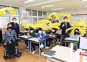 영주 7-서부초등학생들에게 교통안전을 위한 노란우산을 배부하고 기념촬영을 하고있다.JPG