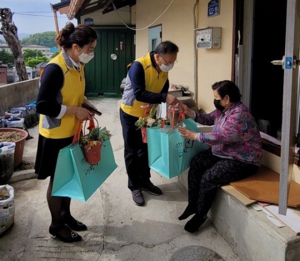 영주 4-하망동지역사회보장협의체, 어버이날 홀몸 어르신께 카네이션과 효(孝)꾸러미 전달 (2).jpg