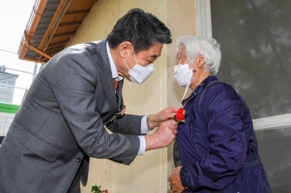 영주 (추가분1)-영주시, 제49회 어버이날 맞아 감사 인사 전달 (영주시장이 어버이날 맞아 지역어르신께 카네이션을 달아드리고있다).JPG