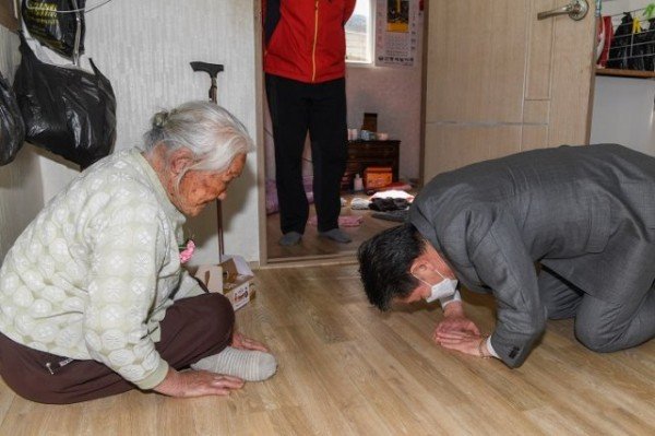영주 (추가분1)-영주시, 제49회 어버이날 맞아 감사 인사 전달 (영주시장이 어버이날 맞아 지역어르신께 큰절을 드리고있다).JPG