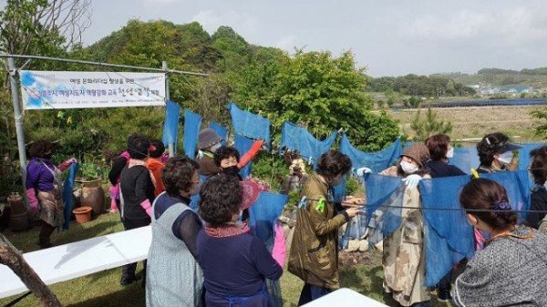 영주 (추가분2)-영주시, 여성지도자 역량강화를 교육 실시 (천연염색 체험하는 장면).jpg