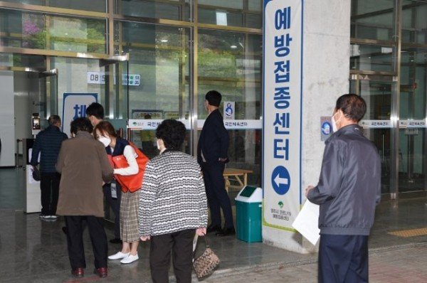 영주 5-영주시, 만60~74세 코로나 예방접종 사전예약 시행 (코로나19 예방 접종을 위해 체온측정하는 장면).JPG