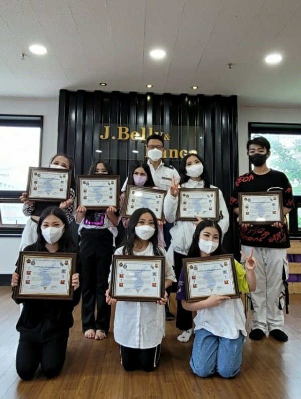 J Flowers 댄스팀 감사장 수상.jpg