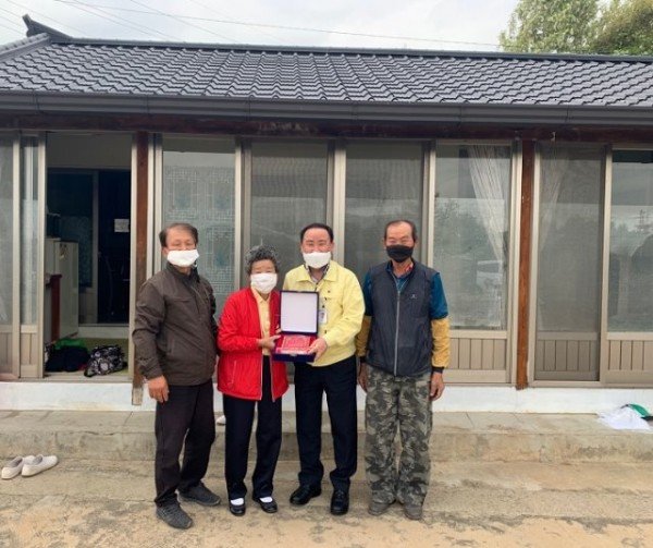 (함창읍)어버이날의 완성은 표창패!-1.jpg