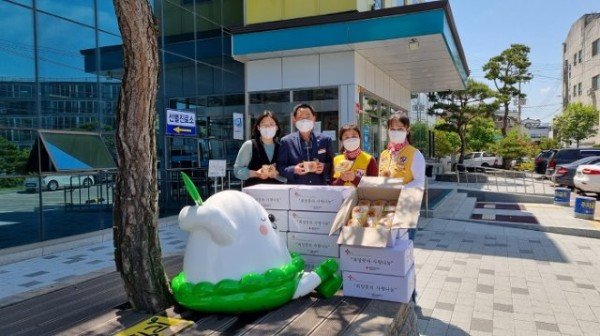 영주 4-대한적십자사봉사회 영주시협의회, ‘사랑의 빵 만들기 봉사활동’ 전개 (보건소 전정에서 빵 전달하는 장면).jpg