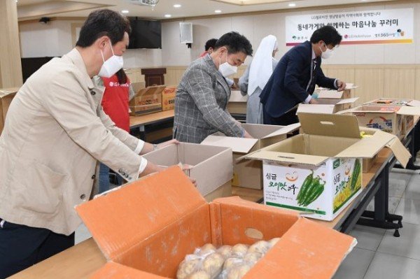 영주 4-LG헬로비전 영남방송 &amp; 영주시종합사회복지관, 동네가게와 함께하는 따뜻한 마음나눔 꾸러미 전달 (꾸러미 포장하고 있는 장면) ~ (1).jpg