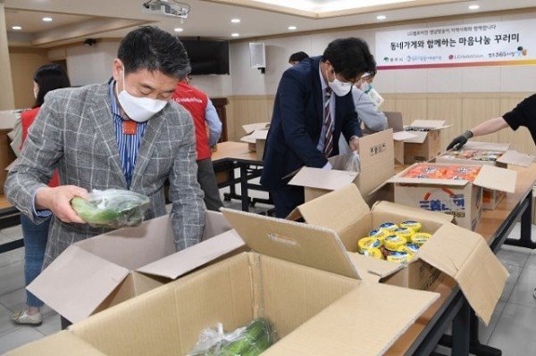 영주 4-LG헬로비전 영남방송 &amp; 영주시종합사회복지관, 동네가게와 함께하는 따뜻한 마음나눔 꾸러미 전달 (꾸러미 포장하고 있는 장면) ~.jpg
