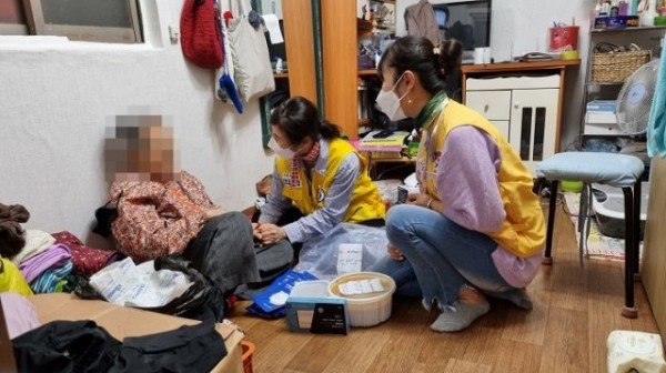 영주 4-대한적십자사봉사회 영주시지구협의회, ‘사랑의 음식 나눔’ 봉사활동 전개 (사랑의 음식 나눔 전달하는 장면).jpg