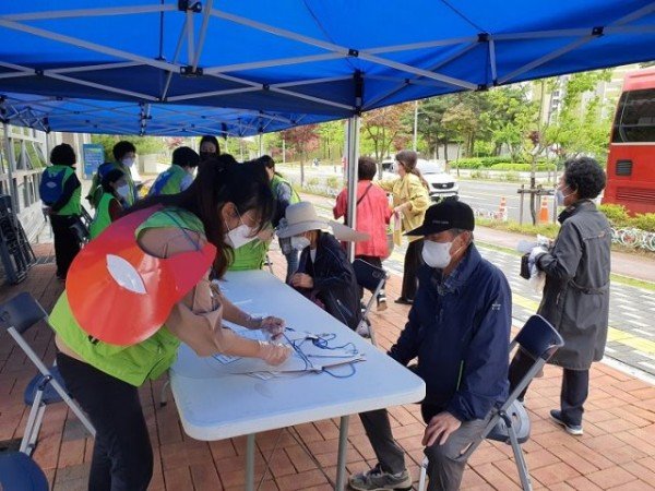 율곡동자연보호협의회, 어르신 백신접종 자원봉사에 구슬땀-율곡동(사진1).jpg