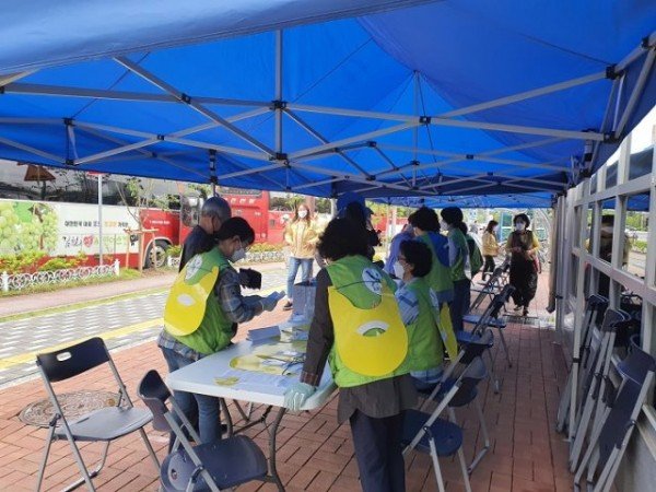 율곡동자연보호협의회, 어르신 백신접종 자원봉사에 구슬땀-율곡동(사진2).jpg