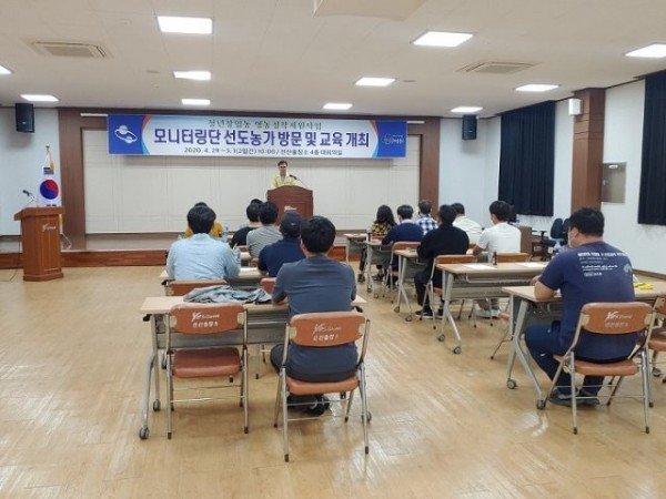 1청년창업농 모니터링단 선도농가 방문 및 교육(1).jpg