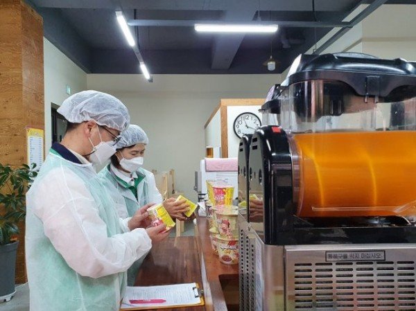 영주 2-영주시, 식중독 예방 집중 홍보 밎 지도점검 실시 (학교앞 어린이 기호식품 취급업소에서 유통기한 확인하는 장면) (2).jpg