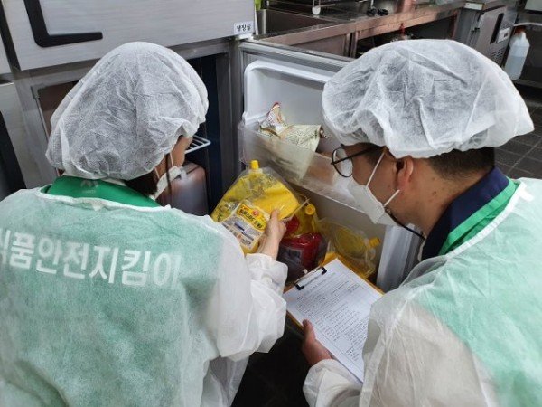 영주 2-영주시, 식중독 예방 집중 홍보 밎 지도점검 실시 (학교앞 어린이 기호식품 취급업소에서 유통기한 확인하는 장면) (1).jpg