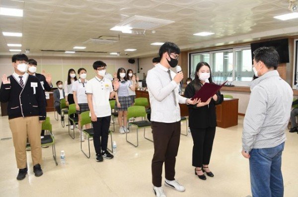 영주 3-(재)영주시인재육성장학회, ‘2021년 장학증서 수여식’ 개최 (장학생 선서문 낭독하는 장면).jpg