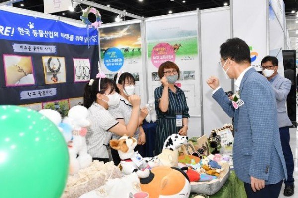 1.난치병 학생 돕기 및 특성화고 장학금 지원으로 따뜻한 경북교육 실현 02(지난해 7월 개최된 경북교육청 블렌디드 직업교육박람회).JPG