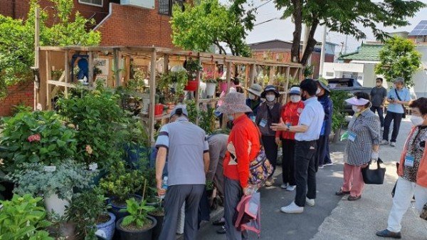 (8-2)골목정원_현장견학_사진_3.jpg