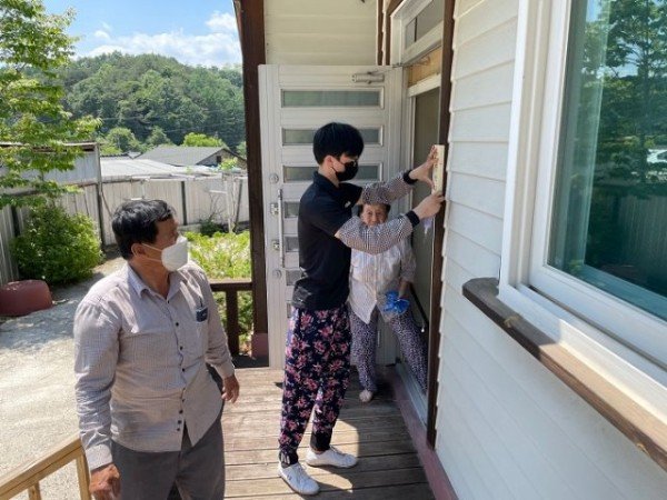 영주 3-영주시자원봉사센터, 다시 찾은 행복마을! (문패를 달아주고 있는 장면) (2).jpg