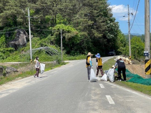 영주 3-영주시자원봉사센터, 다시 찾은 행복마을! (환경정비 하고 있는 장면).jpg