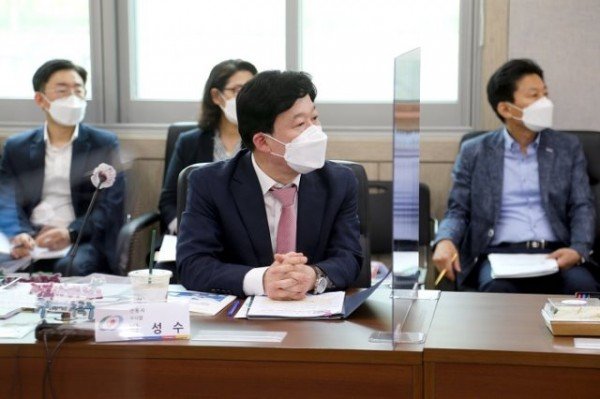 0610_권칠승_중기부_장관_안동_헴프특구_간담회_방문-박성수_부시장_(2).JPG