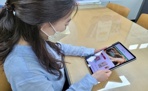 영주 1-영주시 우수 농특산물 쇼핑몰 ‘영주장날’, 날개를 달고 매출 쑥쑥! 농가에 미소 활짝! (영주장날 쇼핑몰에서 쇼핑하는 장면) ~ (1).jpg