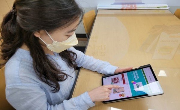 영주 1-영주시 우수 농특산물 쇼핑몰 ‘영주장날’, 날개를 달고 매출 쑥쑥! 농가에 미소 활짝! (영주장날 쇼핑몰에서 쇼핑하는 장면) ~.jpg