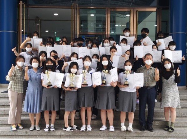 제 17회 계명문화대학교 총장배 전국 고교생 헤어미용 경진대회(수상 기념사진)(1).jpg
