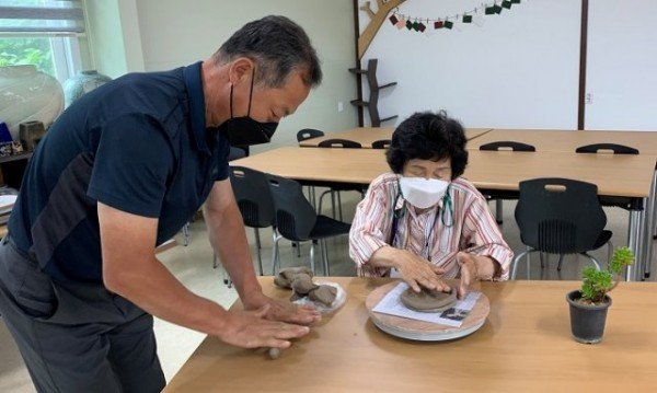 [건강증진과]치매안심센터, 토닥토닥 치유농업 프로그램 운영(도자기 화분 만들기).jpg