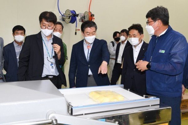 영주 2-영주시장이 농산물직거래물류센터 현장을 둘러보고있다 (2).JPG