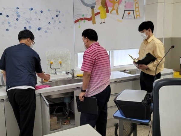 2.경북교육청, 학교로 찾아가는 과학실험실 안전점검02(지난 16일 포항 청림초 점검).jpg