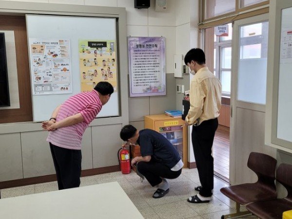 2.경북교육청, 학교로 찾아가는 과학실험실 안전점검01(지난 16일 포항 청림초 점검).jpg