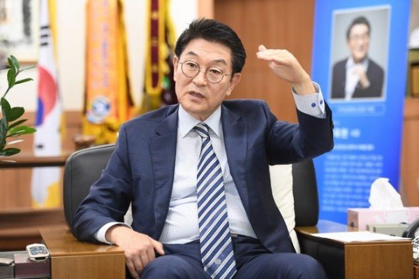 영주 1-영주시 민선7기 3주년 첨단산업 태동하는 영주, ‘꿈과 희망의 도시’미래 100년을 열다1 (인터뷰하고 있는 장욱현 영주시장).JPG