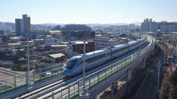 영주 1-영주시 민선7기 3주년 첨단산업 태동하는 영주, ‘꿈과 희망의 도시’미래 100년을 열다2 (영주시가지를 통과하고 있는 KTX~.jpg