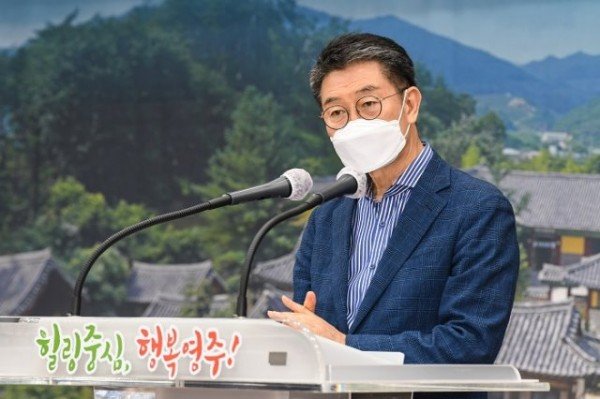 영주 1-영주시장이 7월 월례회에서 3주년 기념사를 하고있다. (2).JPG