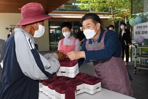 영주 1-영주시장이 노인복지관에서 어르신들께 도시락을 배달하고있다. (2).JPG