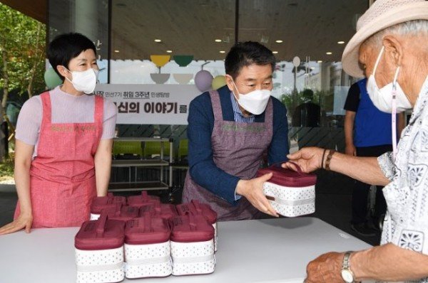 영주 1-영주시장이 노인복지관에서 어르신들께 도시락을 배달하고있다. (3).JPG