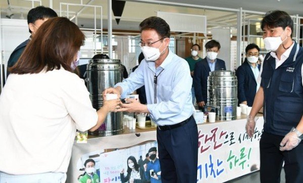 (3-4)커피전달2.jpg