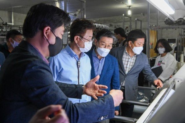 영주 1-영주시, 새바람 행복버스 현장 간담회 가져 (풍기인견공장을 방문해 설명을 듣고 있는 모습).jpg