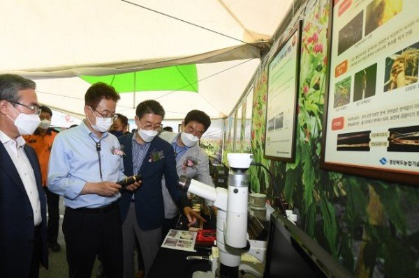 영주 1-영주시, 새바람 행복버스 현장 간담회 가져 (풍기인삼연구소를 방문한 이철우 도지사와 장욱현 영주시장) (1).jpg