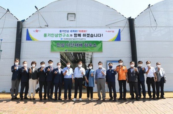 영주 1-영주시, 새바람 행복버스 현장 간담회 가져 (풍기인삼연구소에서 단체사진) (2).jpg
