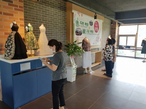 영주 (추가분1)-영주시, 풍기인견을 이용한 ‘지역·산업 맞춤형 일자리’ 교육생 작품전시회 개최 (전시된 모습) (2).jpg