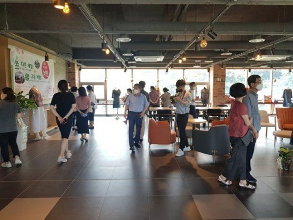 영주 (추가분1)-영주시, 풍기인견을 이용한 ‘지역·산업 맞춤형 일자리’ 교육생 작품전시회 개최 (전시된 모습) (1).jpg