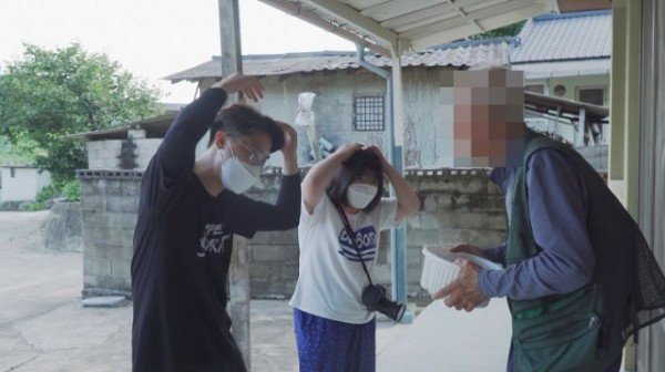 영주 (추가분1)-문수면 농업회사법인 (주)바보농부들, 어르신들에게 삼계탕 배달 봉사 펼쳐 (삼계탕을 전달하며 안무를 묻고 있는 장면).jpg