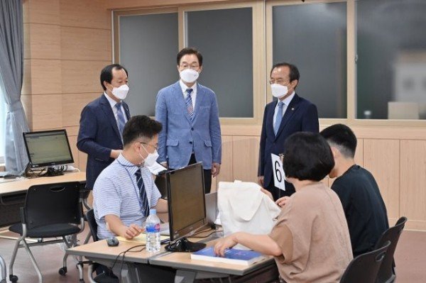 1..대입걱정 끝, ‘2022학년도 대학진학 경북 박람회03(10일 고3 재학생에게 대학진학 상담 서비스를 제공하기 위해 선생님과 함께하는 11 대입상담을 하고 있다.).jpg