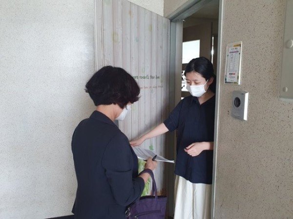 영주 1-영주시, ‘2021 경상북도·영주시 사회조사’ 조사요원 모집 (가정을 방문해 조사하는 장면) (1) (1).jpg